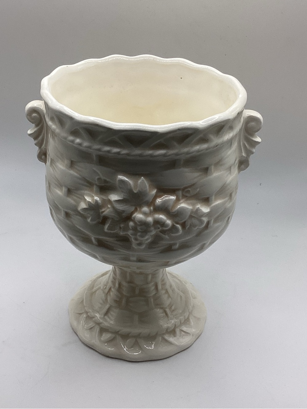 VINTAGE RUSTIC GRAPES MADE IN JAPAN #2248 COMPOTE VASE 6" TALL CREAM CERAMIC